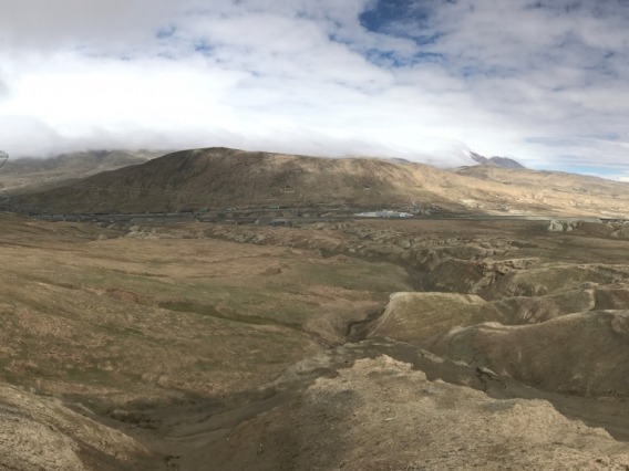 Landscape image of a northern Tibetan plateu.