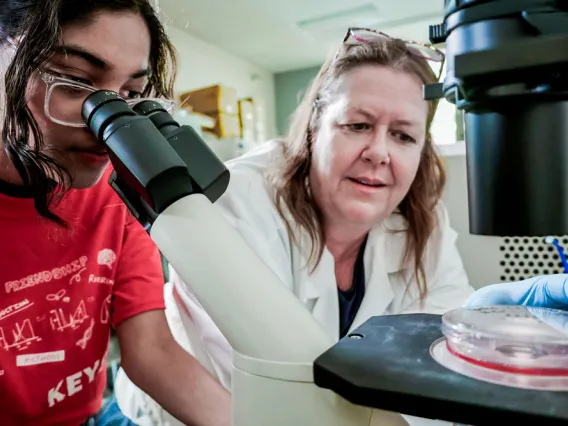 KEYS intern works in the lab of Teodora Georgieva