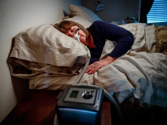 Person sleeping with a sleep apnea mask on 