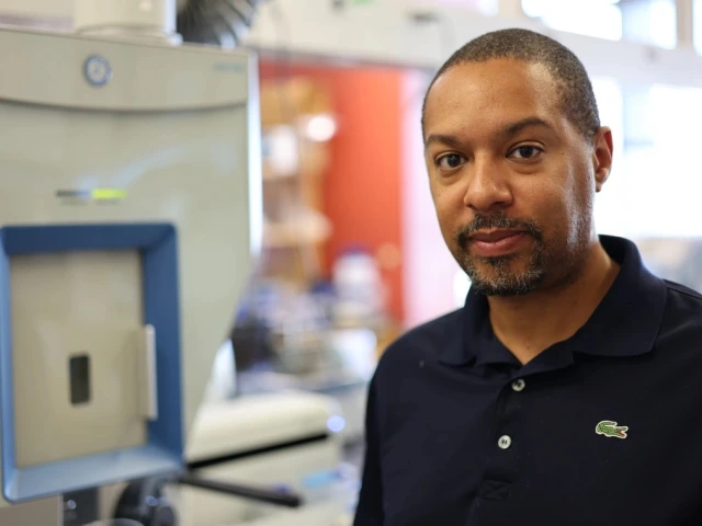 A man standing in a lab setting. 