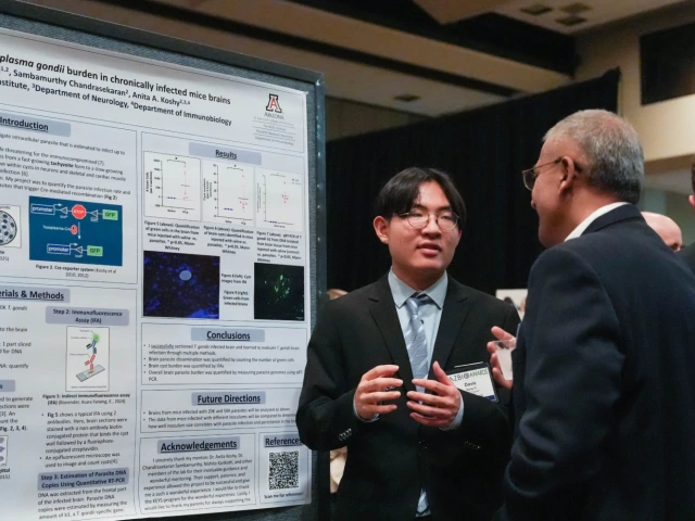 KEYS Alum, Davis Yi, presents his research at the Student Discovery Zone.