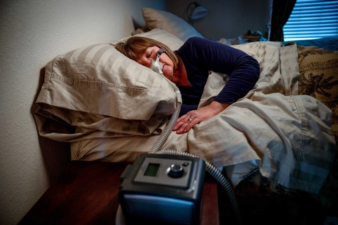 Person sleeping with a sleep apnea mask on 