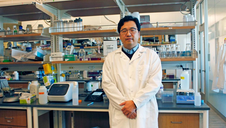 Dr. Minkyu Kim in a lab.